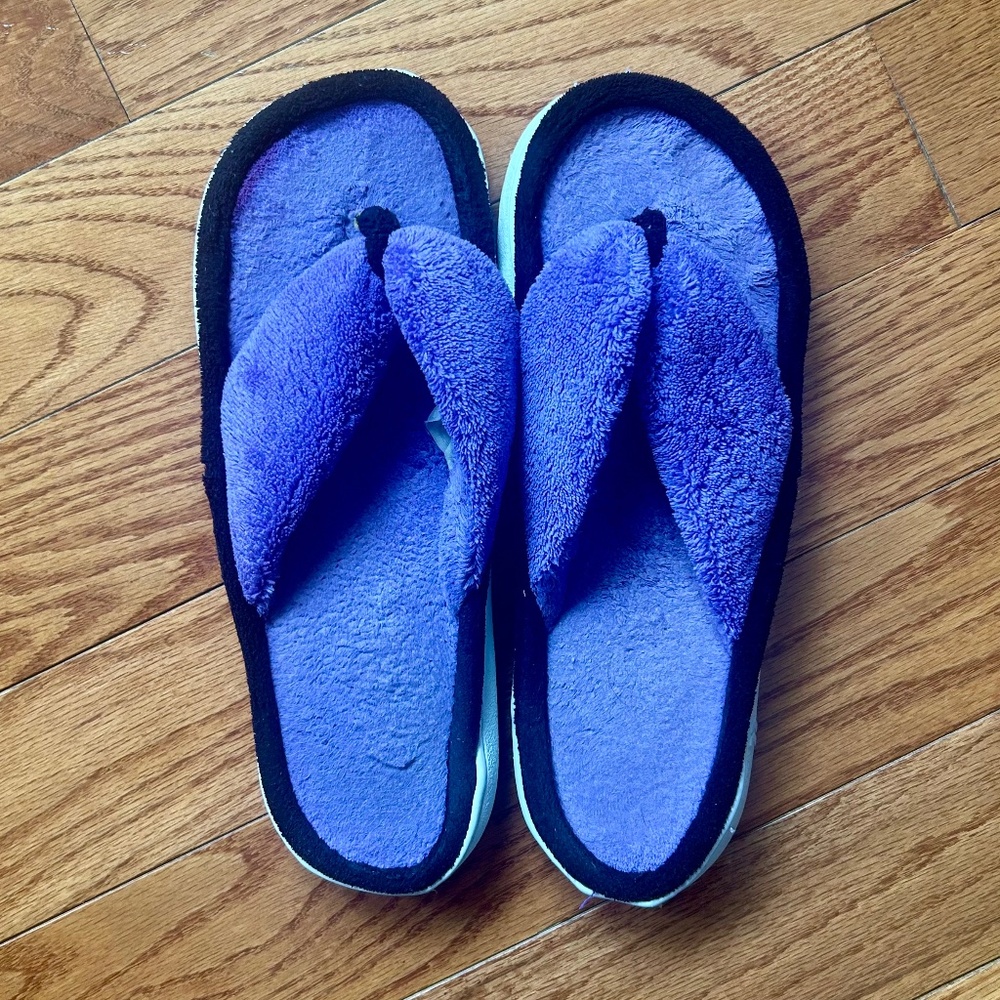 Isotoner Microterry Sandal Slippers with Indoor-Outdoor Sole Size 9.5-10